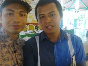 Saya (Syamsudin Kadir, yang bertopi) dan Verry Wahyudi (salah satu penulis muda Cirebon) pada sebuah acara "Menculik Ide"